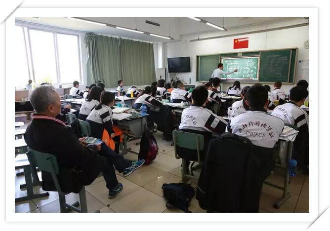 家长在AP物理的外教课上听课