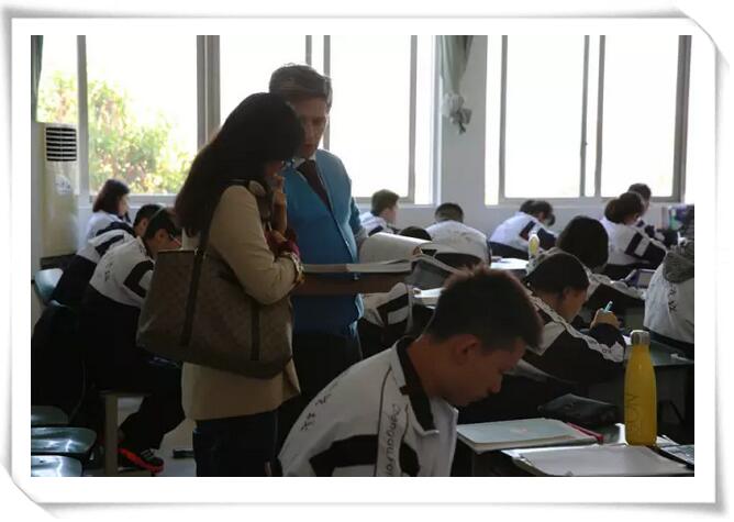 一位家长和外教讨论教材，她英语应该也是很溜啊