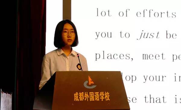 学生代表罗雨珂讲话