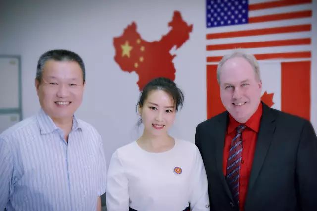 图片从左到右依次为：狄邦狄邦教育集团国际课程事业部副总经理陶玉康先生、成都外国语学校国际部主任郭莉女士、狄邦教育集团教育副总监Jason Palmer